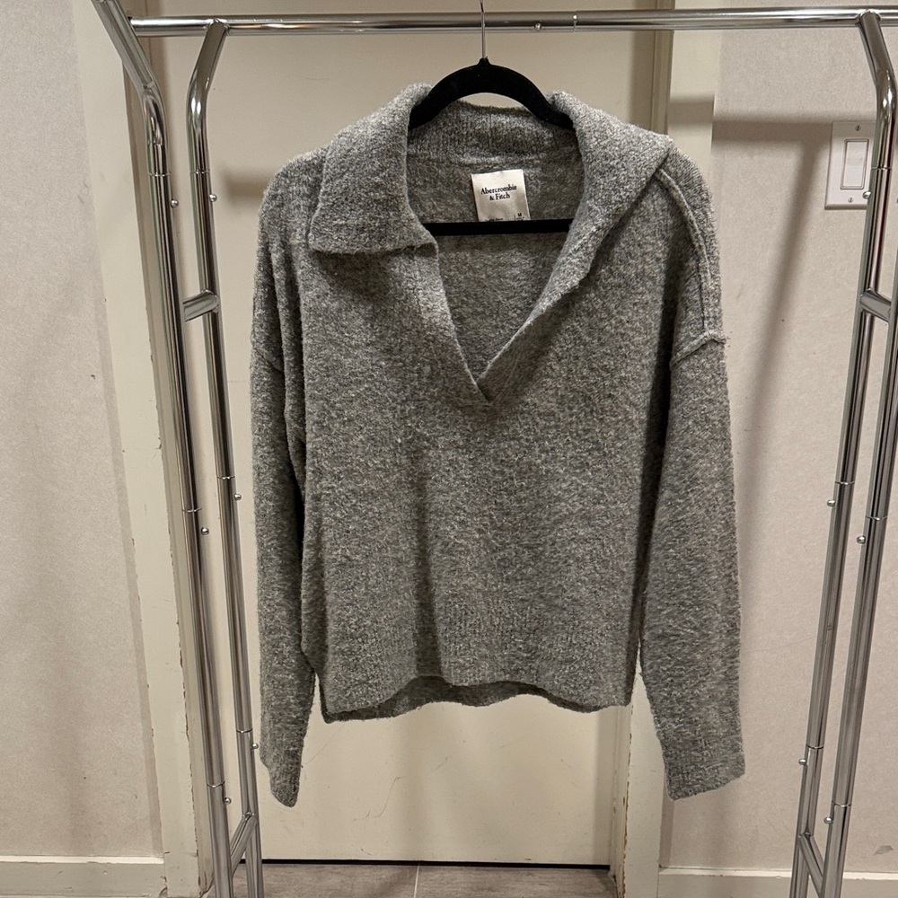 Abercrombie & Fitch V-Neck Sweater in Heather Gray